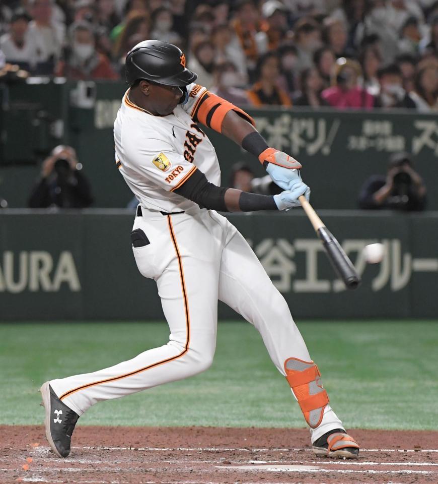 　６回、ティマは左前打を放つ（撮影・佐藤厚）