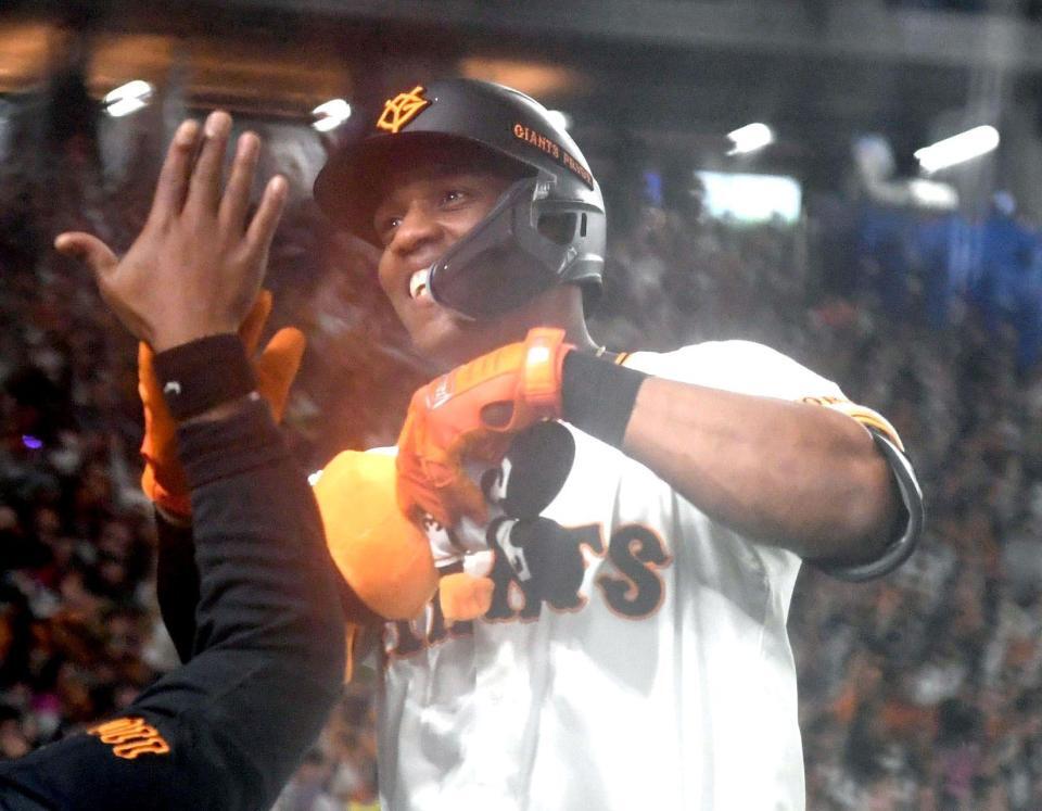 　３回、ヘルナンデスは左越えに先制ソロを放つ（撮影・佐藤厚）