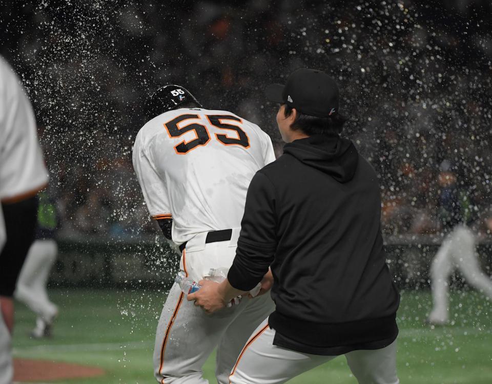 　９回、秋広は中越えに逆転サヨナラ二塁打を放ち、丸（右）から水をかけられる（撮影・佐藤厚）