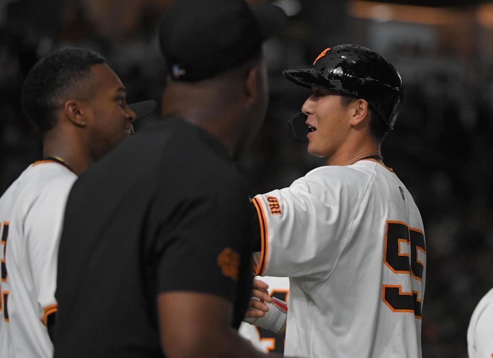 　９回、秋広は中越えに逆転サヨナラ二塁打を放ち、マルティネス（左）に迎えられる（撮影・佐藤厚）