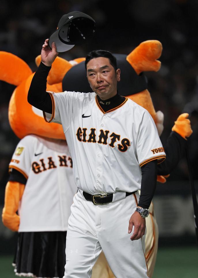 　ヤクルト戦に勝利し、ファンの声援に応える阿部監督