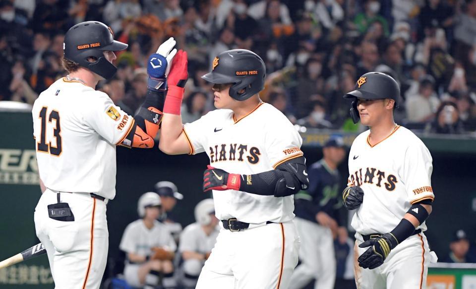 　３回、岡本（中央）は左越えに２ランを放つ（撮影・佐藤厚）