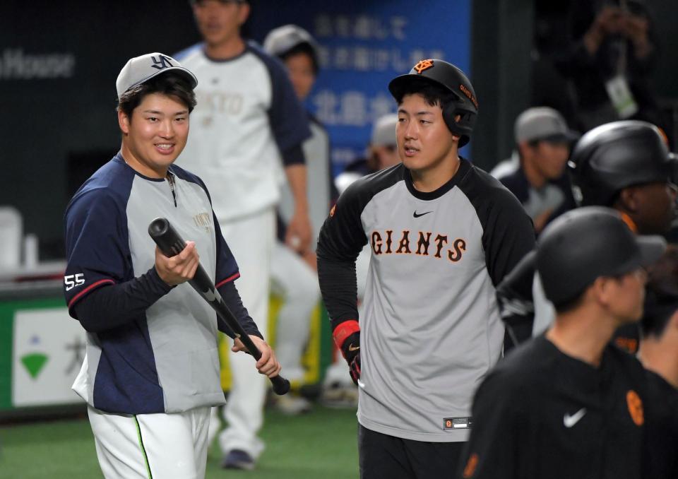 　談笑する岡本（右）と村上（左）＝撮影・佐藤厚