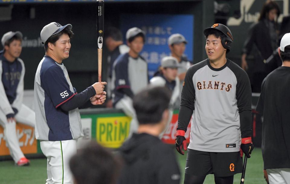 　談笑する岡本（右）と村上（左）＝撮影・佐藤厚