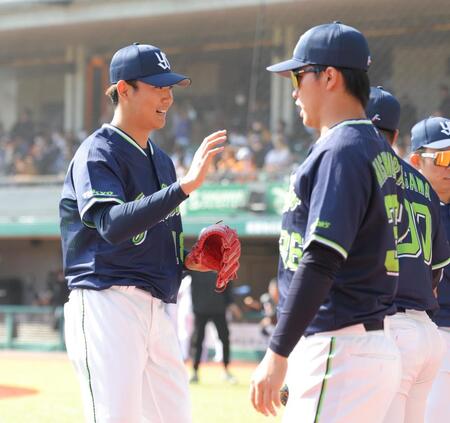 　２イニングを無失点に抑え、笑顔でナインとタッチを交わす奥川（左）＝撮影・西岡正