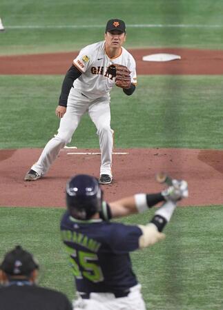 　１回、村上を左飛に打ち取る田中将（撮影・佐藤厚）