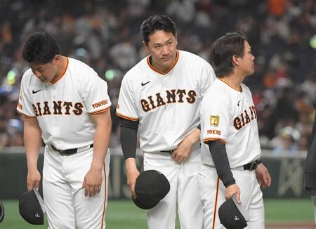 　スタンドに向かってお辞儀する田中将（中央）＝撮影・佐藤厚