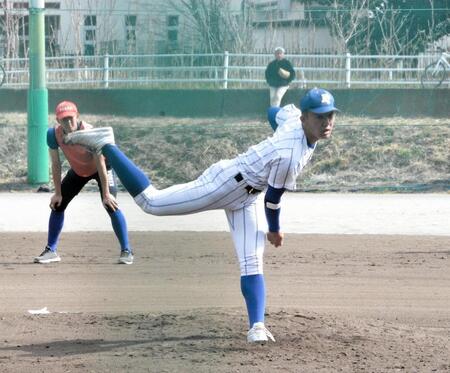 　今年初の対外試合で力投する健大高崎・石垣