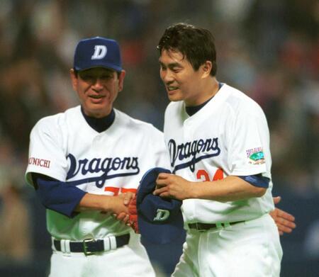 　山本昌を迎える中日・星野仙一監督＝２００１年４月１３日、ナゴヤドーム