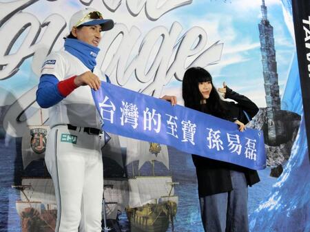 　台湾のファンと一緒に記念撮影する新庄監督