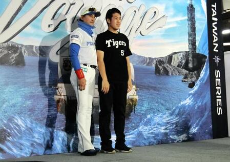 　阪神のＴシャツを著たファンと一緒に記念撮影する新庄監督