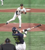 　１回、村上を左飛に打ち取る田中将（撮影・佐藤厚）