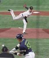 　１回、村上と対決する田中将（撮影・佐藤厚）