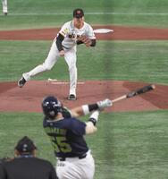 　１回、村上と対決する田中将（撮影・佐藤厚）