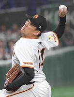 　ヤクルト打線に立ち向かう田中将（撮影・佐藤厚）