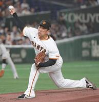 　ヤクルト打線に立ち向かう田中将（撮影・佐藤厚）