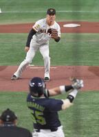 　１回、村上を左飛に打ち取る田中将（撮影・佐藤厚）