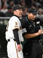 　４回終了、選手交代を告げる阿部監督