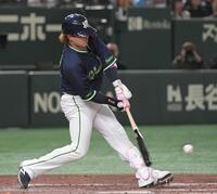 　４回、浜田は左線に逆転の２点適時二塁打を放つ（撮影・佐藤厚）