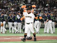 　試合終了後、ファンにあいさつして引き上げる阿部監督