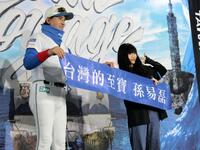 　台湾のファンと一緒に記念撮影する新庄監督