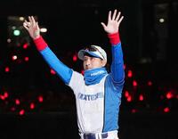 　試合前のセレモニーに登場した新庄監督（共同）