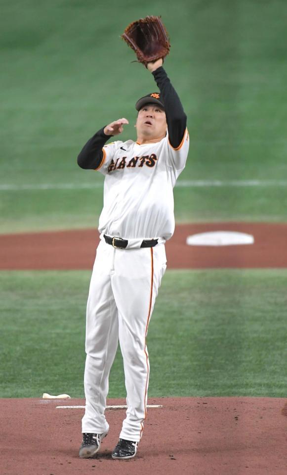 　１回、赤羽の打球に反応する田中将（撮影・佐藤厚）