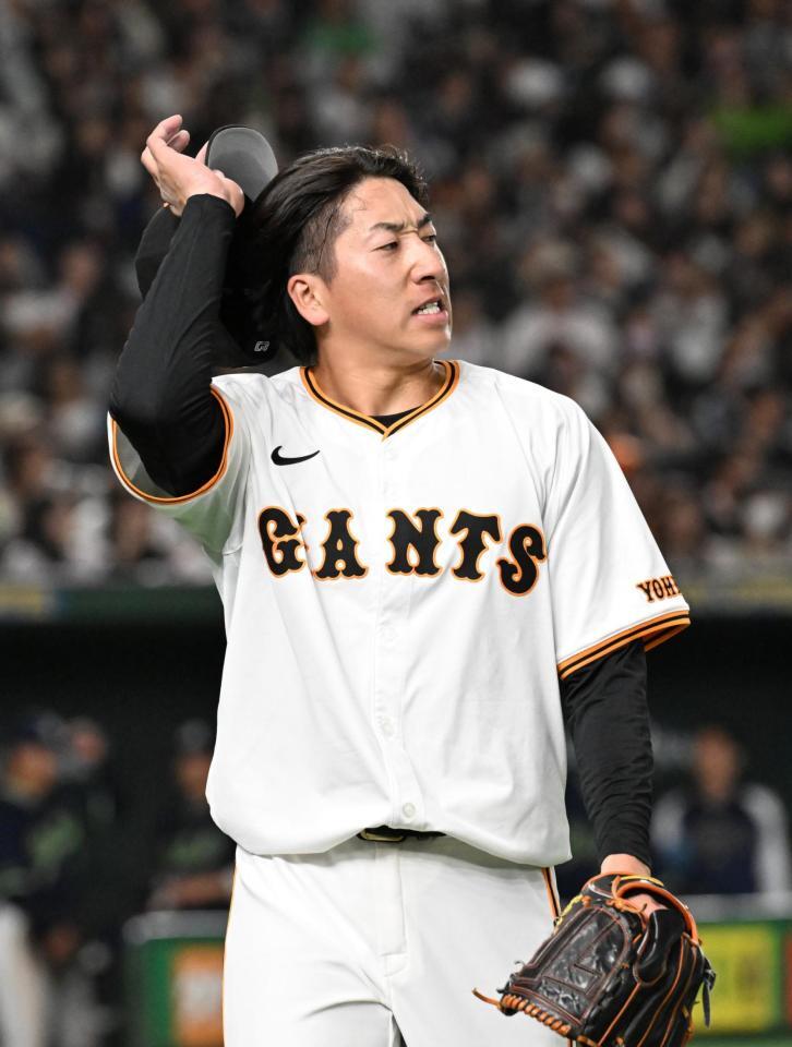 　９回終了、厳しい表情でベンチに戻る大勢