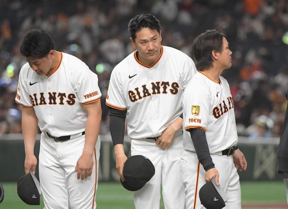 　スタンドに向かってお辞儀する田中将（中央）＝撮影・佐藤厚