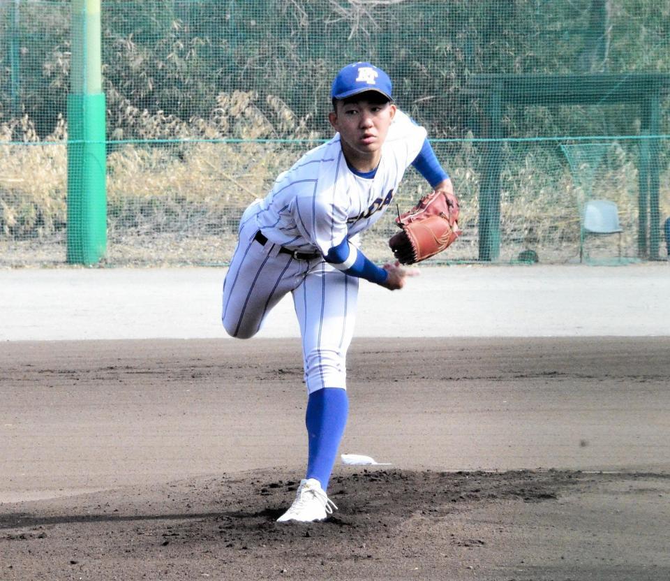 　今年初の対外試合で力投する健大高崎・石垣