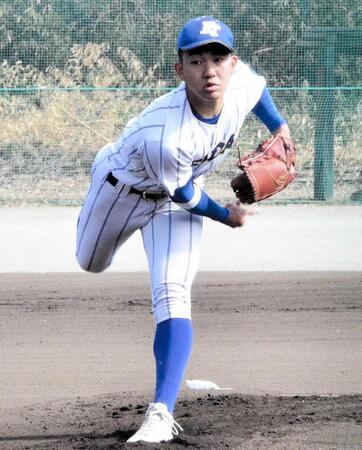 　今年初の対外試合で力投する健大高崎・石垣