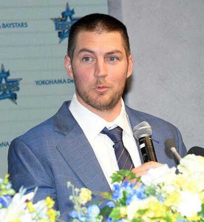 ＤｅＮＡ・バウアーが丸刈り＆青スーツで入団会見「リーグ優勝したい、日本シリーズを連覇したい」　２年ぶり復帰で沢村賞に照準