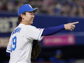 　初回を三者凡退に抑え、ベンチ前で笑顔の中日・高橋宏