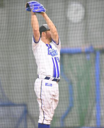 　ライブＢＰに登板し刀ポーズを見せるバウアー（撮影・開出牧）