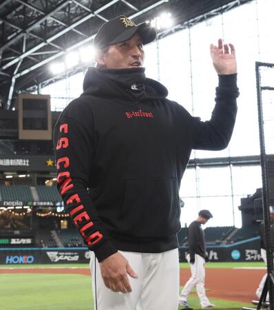 　練習前、囲み取材を受ける新庄監督（撮影・中島達哉）