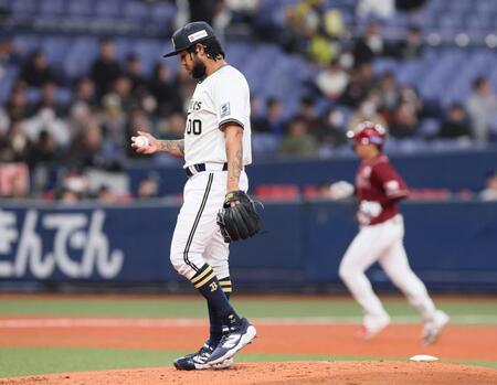 　２回、小郷（右）に先制本塁打を許したエスピノーザ（撮影・石井剣太郎）