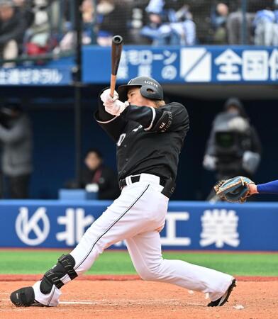 　４回、左越えに２ランを放つ愛斗