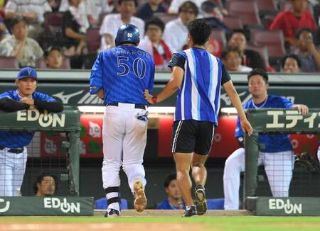５回、右手首付への死球後、走ってベンチに戻る山本祐大（２４年９月１５日）
