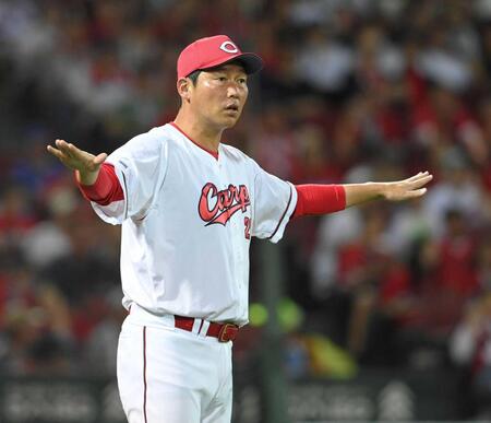 ５回、山本祐大の死球について、新井貴浩監督はセーフのポーズで審判団に確認をとる（２４年９月１５日）