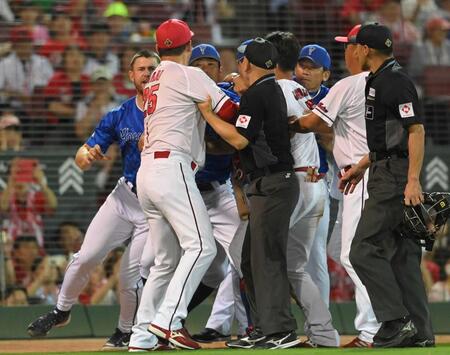 ７回、秋山翔吾への死球後、乱闘騒ぎとなり、新井貴浩監督と三浦大輔監督らでもみ合う（２４年９月１５日）