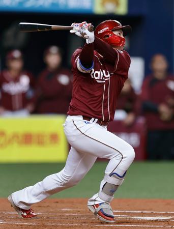 　２回、楽天・小郷が右越えに先制本塁打を放つ＝京セラドーム