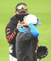 　水野（左）の後ろ髪を触る新庄監督（Ｅｎａｇｉｃスタジアム名護）＝２月２４日