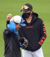 　水野（左）の襟足を触る新庄監督（Ｅｎａｇｉｃスタジアム名護）＝２月２４日