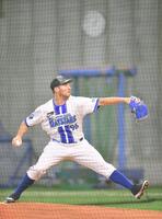 　室内でライブＢＰに登板したバウアー（撮影・開出牧）