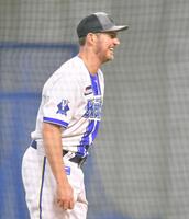 　ライブＢＰの合間に笑顔を見せるバウアー（撮影・開出牧）