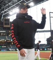 　練習前、囲み取材を受ける新庄監督（撮影・中島達哉）