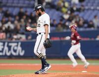 　２回、小郷（右）に先制本塁打を許したエスピノーザ（撮影・石井剣太郎）