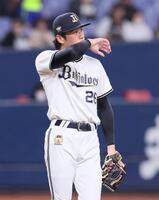 　６回、汗をぬぐう斉藤（撮影・石井剣太郎）