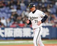 　６回、マウンドからベンチに戻る岸田監督（撮影・石井剣太郎）
