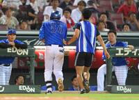 ５回、右手首付への死球後、走ってベンチに戻る山本祐大（２４年９月１５日）